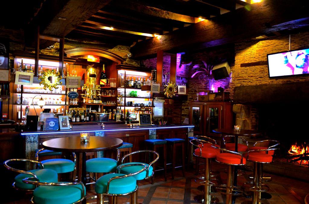 Le Cafe Du Village - Bar A Cocktails & A Ambiance Лоэак Экстерьер фото