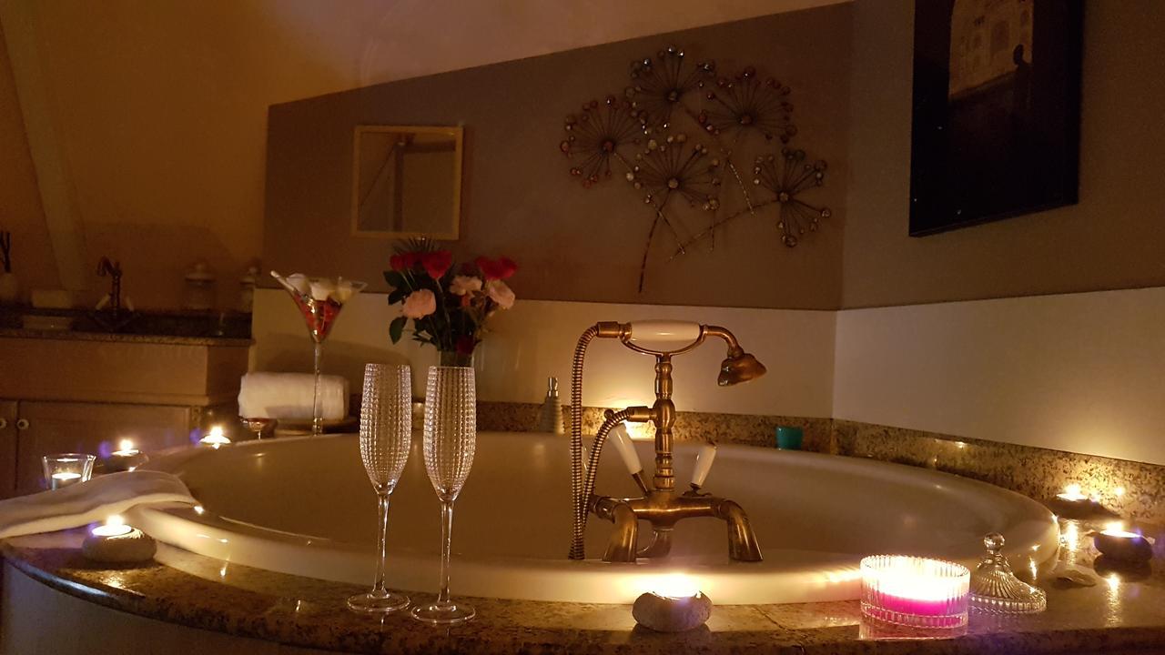 Le Cafe Du Village - Bar A Cocktails & A Ambiance Лоэак Экстерьер фото